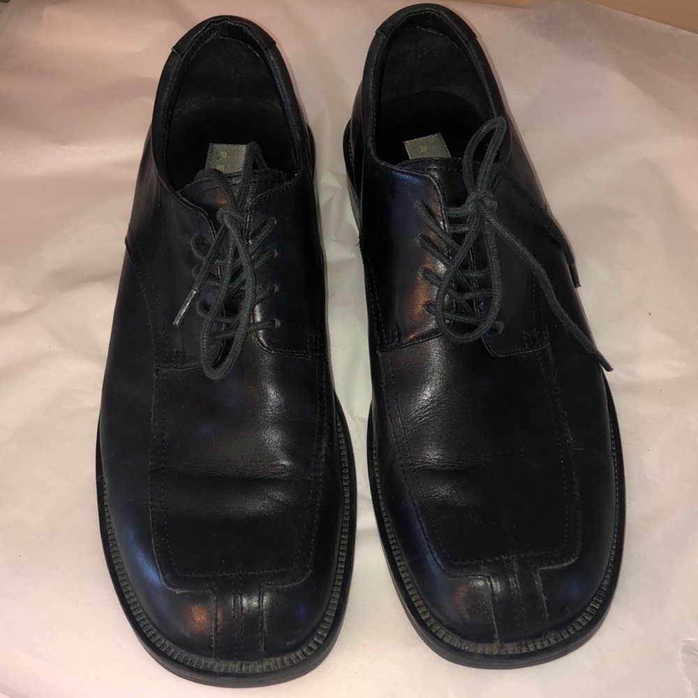 Men’s Kenneth Cole black leather shoes.  Size 11!